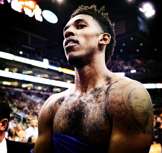 2-1逆转！超级后卫踢疯了，梅开二度导演逆袭，巴萨狂揽4连胜（巴萨2-1翻盘！铁卫双响主导逆袭，豪取四连胜）