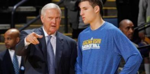 德媒：由于手指受伤，诺伊尔近两场都佩戴特制的四指手套参赛（德媒：手指受伤，诺伊尔已连续两场戴特制四指手套出战）