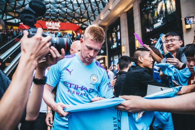 前队友：曾和马拉多纳开车出行，交警把我们拦住只为和他合影（前队友回忆：与马拉多纳同车出行，交警拦停只为合影）