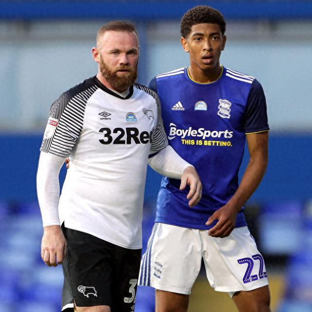 记者：赫伊森等5名后卫缺席皇马训练，阿森西奥遭遇病毒感染（据记者报道，皇马训练赫伊森等5名后卫缺席，阿森西奥感染病毒）