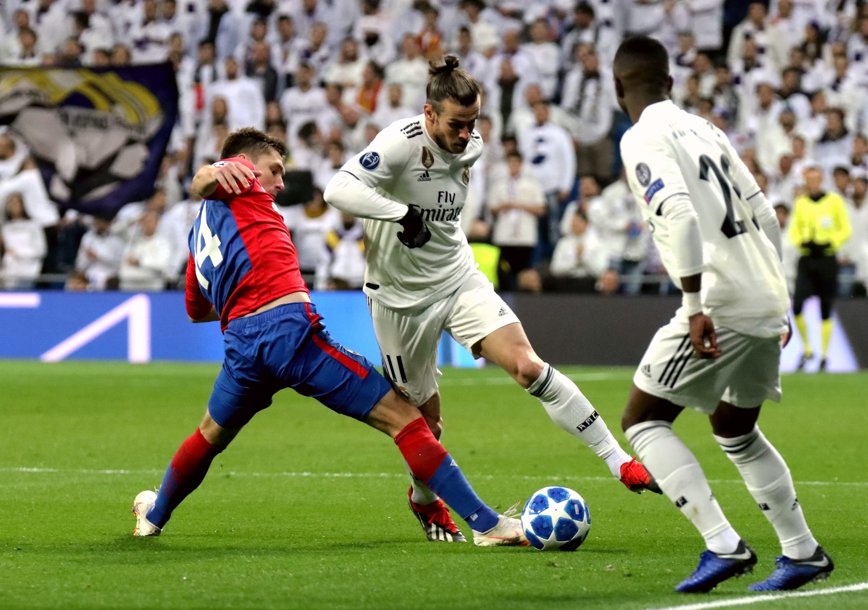 世体：巴萨凌晨抵达西班牙，为让球员休息弗里克取消次日训练（世体：巴萨凌晨返西班牙，弗里克为球员休整取消明日训练）