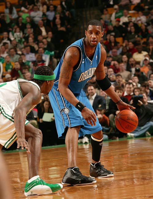 曼联前锋齐尔克泽面临转会，俱乐部对其持开放态度，但仍在培养塞斯科，寻求锋线补充，转会市场激烈争夺中。（曼联或放行齐尔克泽：继续培养塞斯科并补强锋线，转会市场鏖战正酣）