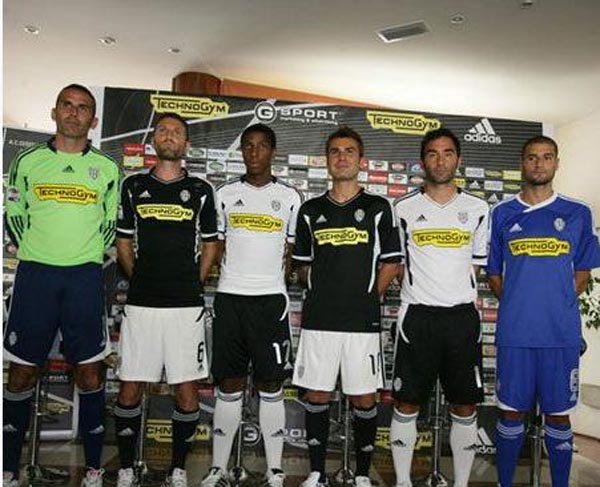 邮报评曼联近5年引援TOP30：姆伯莫第1，C罗第4，桑乔垫底（曼联近五年引援30强榜出炉：《邮报》评姆伯莫登顶，C罗第4，桑乔垫底）