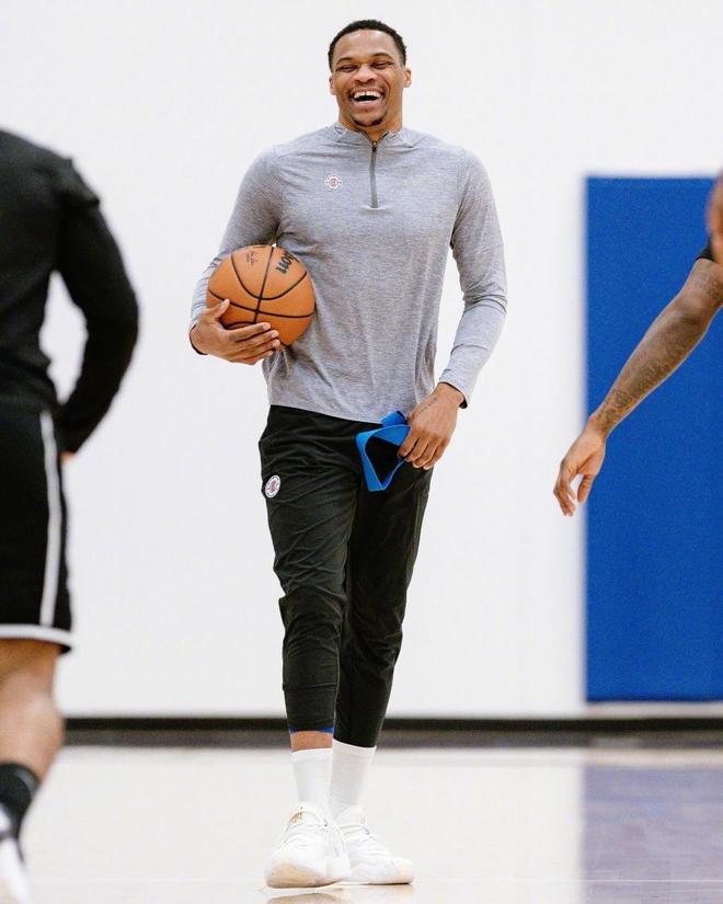 早报：功成名就不是目的，让自己快乐快乐这才叫做意义（早报：名利非终点，快乐才是意义）