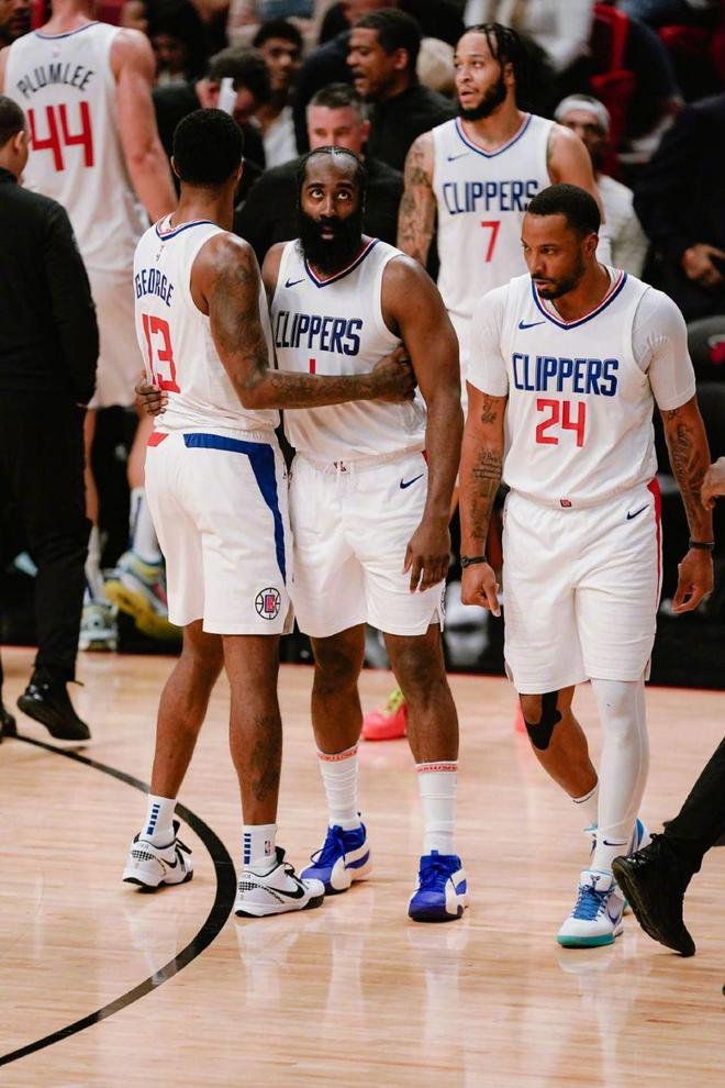 费尔明伤愈复出，巴塞罗那迎战贝蒂斯再添强援（费尔明复出归来，巴萨战贝蒂斯再增战力）